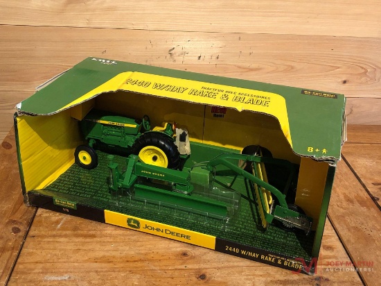 JOHN DEERE 2440 W HAY RAKE & BLADE, 1:16 SCALE