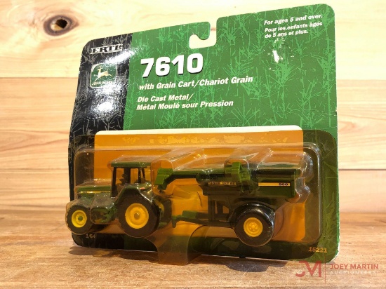 ERTL JOHN DEERE 7610 WITH GRAIN CART, 1:64 SCALE