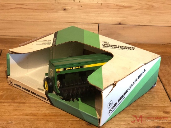 ERTL JOHN DEERE GRAIN DRILL, 1:16 SCALE (AGES 3+)