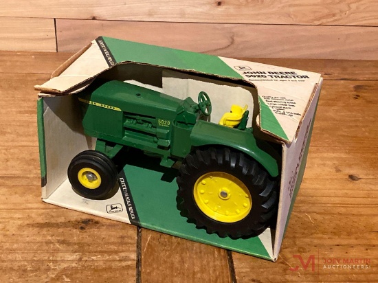 JOHN DEERE 5020 TRACTOR(plastic exhaust pipe missing)
