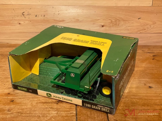 ERTL 1590 GRAIN DRILL, 1:16 SCALE (ages 8+)