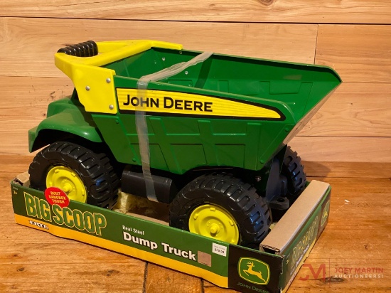 JOHN DEERE BIG SCOOP REAL STEEL DUMP TRUCK (ages 3+)
