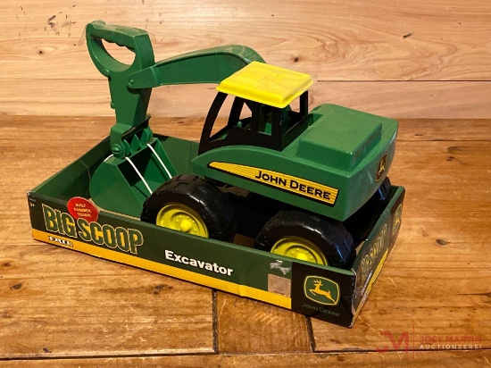 ERTL WHEELED EXCAVATOR BIG SCOOP (ages 3+)