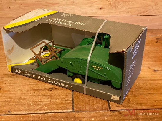 ERTL JOHN DEERE 1940 12A COMBINE, 1:16 SCALE