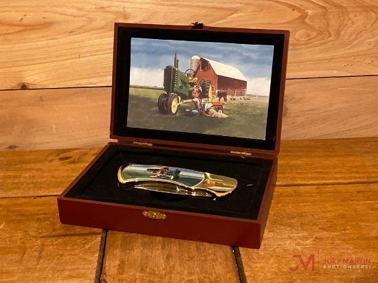 JOHN DEERE POCKET KNIFE W/WOODEN CASE