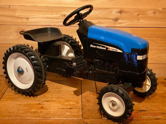 ERTL NEW HOLLAND TM190 TRACTOR