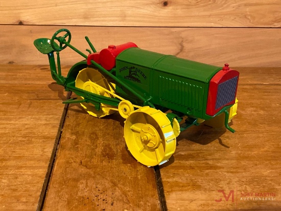 ERTL THE JOHN DEERE DUBUQUE WORKS - HISTORICAL TRACTOR