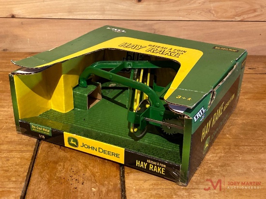 JOHN DEERE HAY RAKE (AGES 3+)