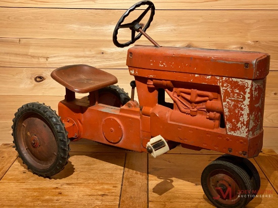 FARMALL 560 PEDAL TRACTOR