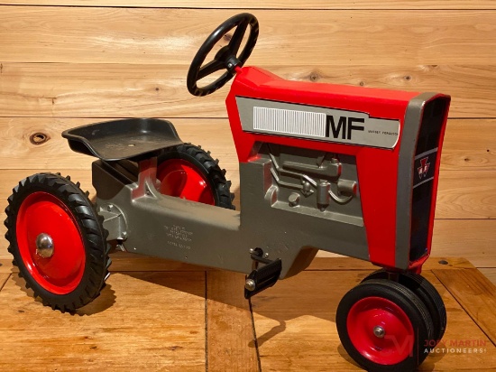 MASSEY FERGUSON MODEL 1100 PEDAL TRACTOR