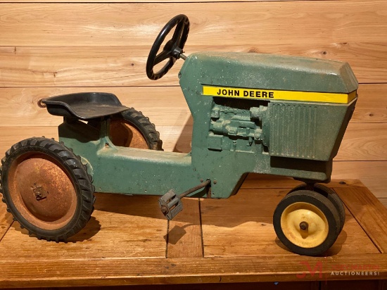 JOHN DEERE MODEL 520 PEDAL TRACTOR