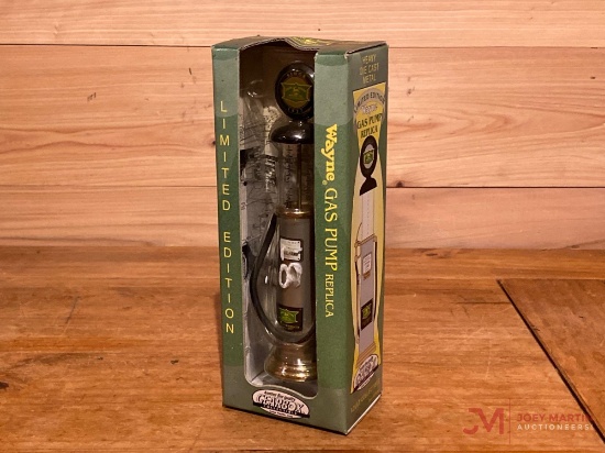JOHN DEERE 1950 GAS PUMP REPLICA (AGES 8+)