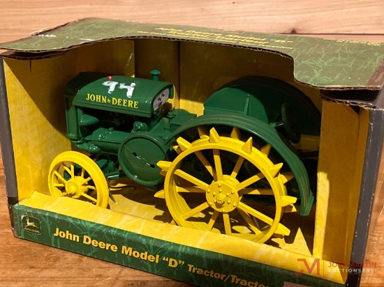 JOHN DEERE MODEL D TRACTOR, 1/16 SCALE, (AGES 8+)