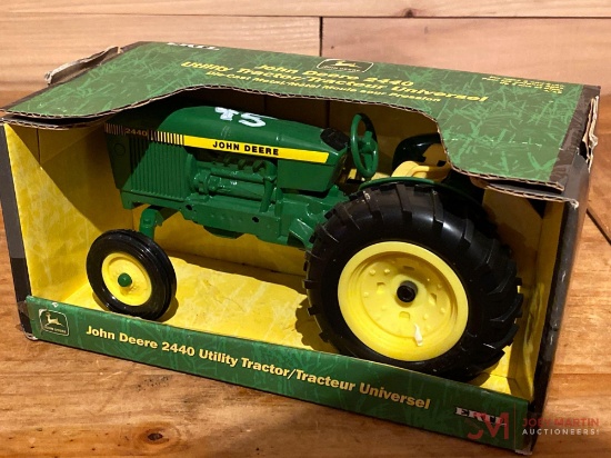 JOHN DEERE 2440 UTILITY TRACTOR, 1:16 SCALE (AGES 8+)