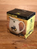 JOHN DEERE 2 QUART PICTHER