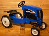 NEW HOLLAND TG305 PEDAL TRACTOR