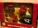 CASE IH 5 PIECE HAYINGG SET ERTL, 1:64 SCALE (AGES 8+)