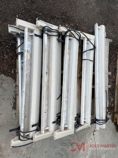 PALLET OF LIGHT FIXTURES