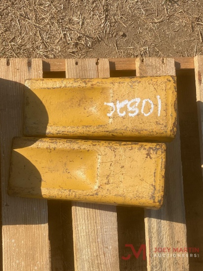 (2) CAT BUCKET TEETH
