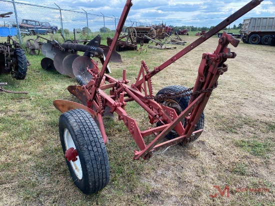 2 BOTTOM IH TURN PLOW W/GAUGE WHEELS