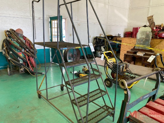 4' PORTABLE FLAT FORM LADDER