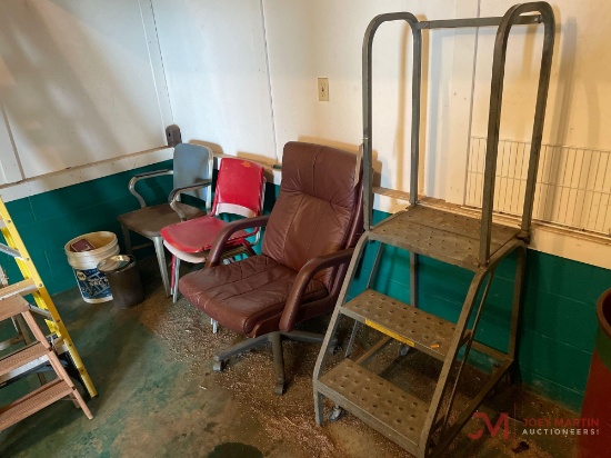 3' PORTABLE PLATFORM LADDER, 4 CHAIRS