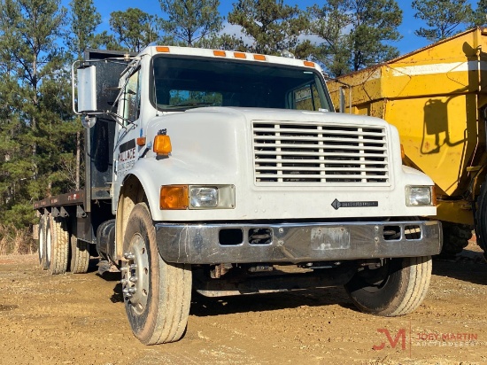 2000 INTERNATIONAL 4900 T/A FLAT BED TRUCK