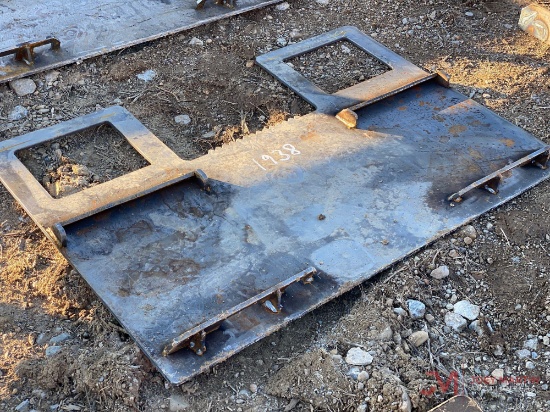 UNUSED SKID STEER MOUNTING PLATE