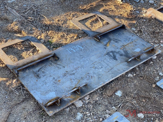 UNUSED SKID STEER MOUNTING PLATE