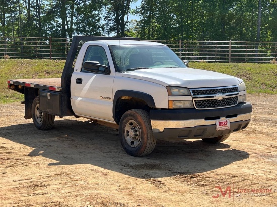 2005 CHEVROLET 2500HD FLATBED TRUCK