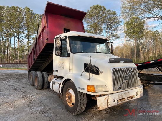 1998 VOLVO T/A DUMP TRUCK