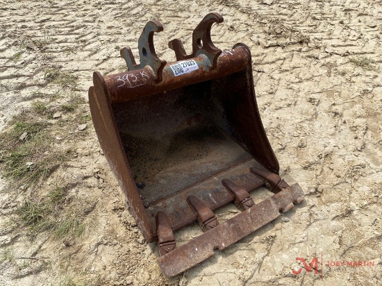 24" EXCAVATOR TOOTH BUCKET, COUPLER