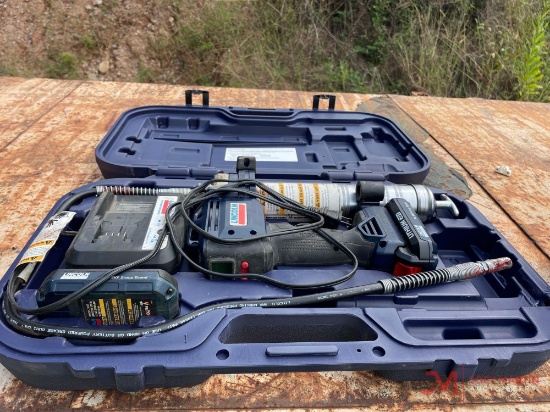 LINCOLN BATTERY POWERED GREASE GUN WITH CASE, CHARGER AND (2) BATTERIES