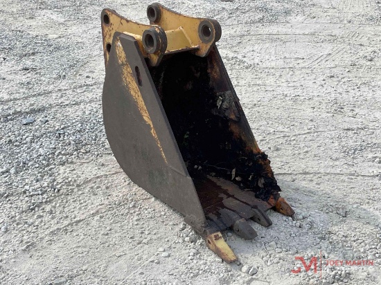 CAT 18" BACKHOE TOOTH BUCKET W/ SIDE CUTTERS