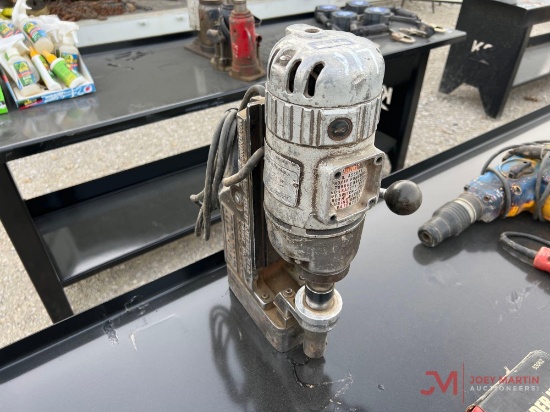 BLACK & DECKER MAGNETIC DRILL