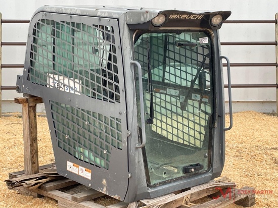TAKEUCHI TL10V2 ENCLOSED CAB
