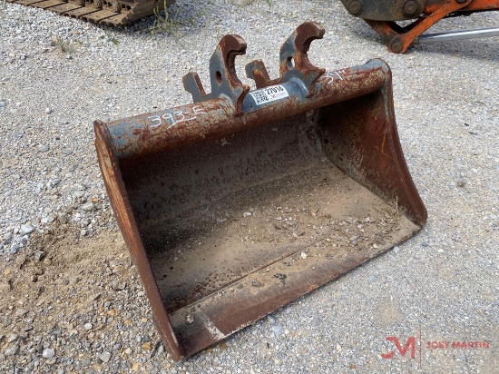 JOHN DEERE 34" SMOOTH EXCAVATOR BUCKET, COUPLER