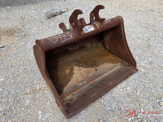 JOHN DEERE 34" SMOOTH EXCAVATOR BUCKET, COUPLER