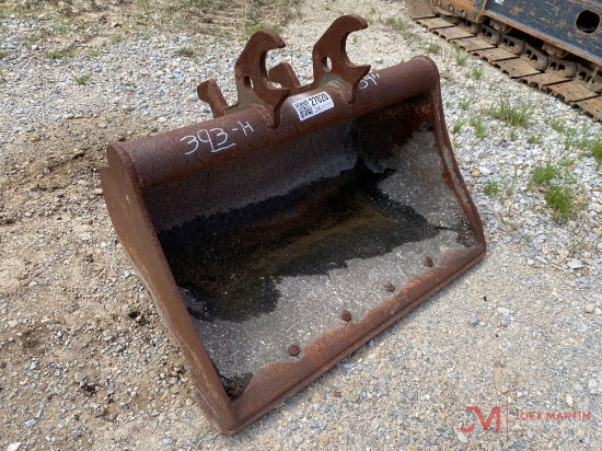 JOHN DEERE 34" SMOOTH EXCAVATOR BUCKET, COUPLER