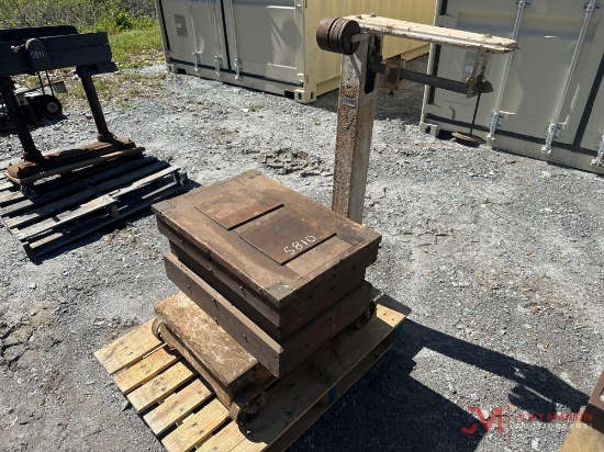 CONTENTS OF PALLET: MANUAL SCALES AND BOX OF ANTIQUES