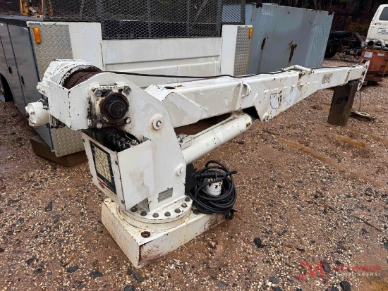 SERVICE TRUCK HYDRAULIC CRANE