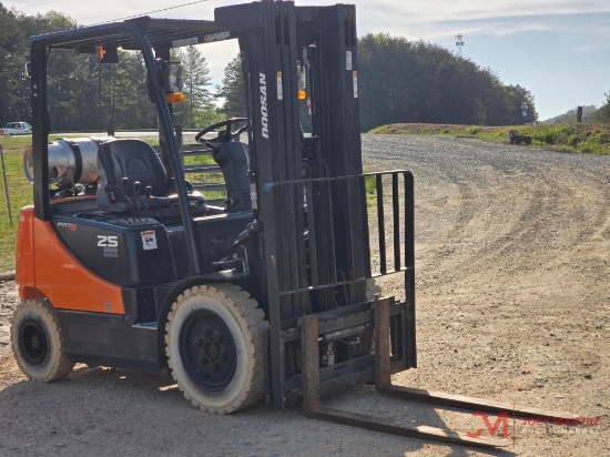 DOOSAN G25 STRAIGHT MAST FORKLIFT
