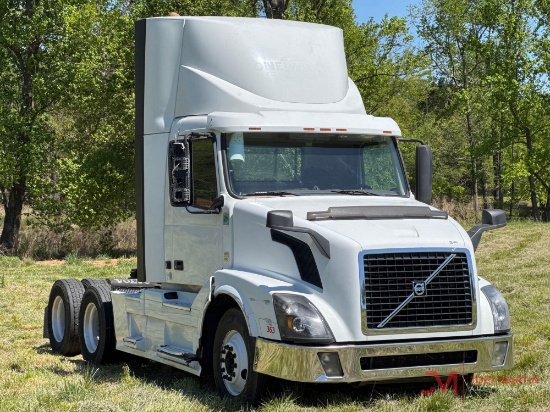 2015 VOLVOT/A DAY CAB TRUCK TRACTOR