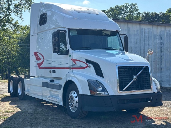 2011 VOLVO SLEEPER TRUCK TRACTOR