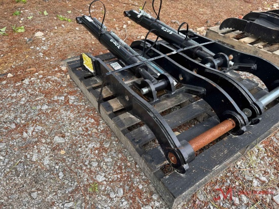 (1) UNUSED 2 FINGER HYDRAULIC EXCAVATOR THUMB