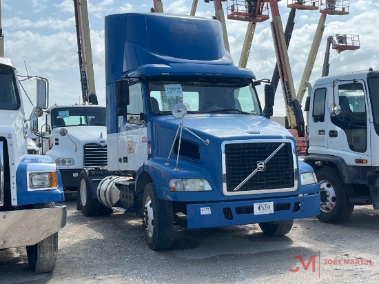 2014 VOLVO DAY CAB TRUCK TRACTOR