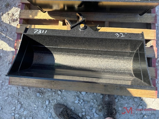 NEW 32" HYDRAULIC TILTING CLEANOUT BUCKET