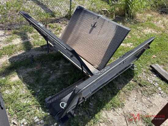 TRUCK BED COVER WITH HEADACHE RACK