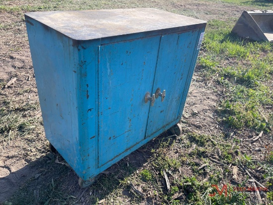 Rolling Tool Cabinet With Inside Drawers With Contents