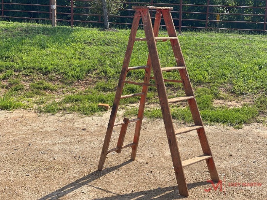 6' WOODEN FOLDING STEP LADDER